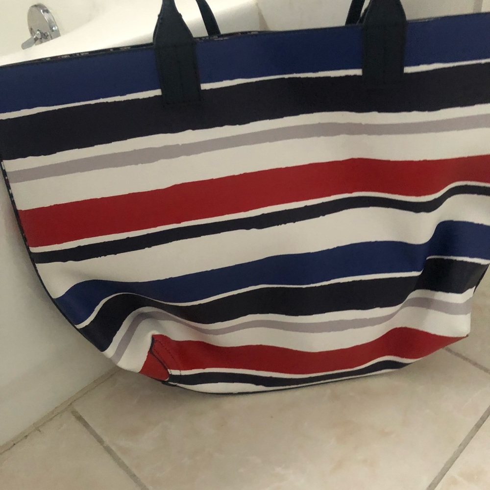 Brand new large bag. Never used. Tags still on. Perfect condition. Reversible